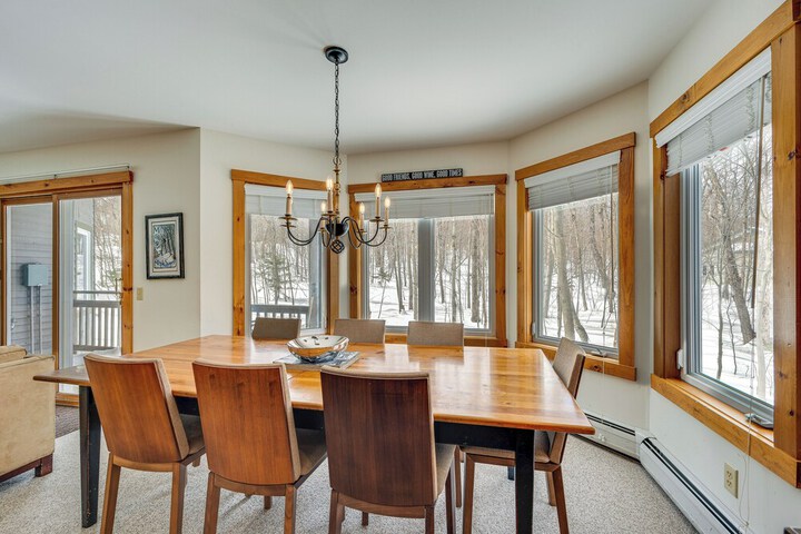 Ski-in Resort Family Condo w / Deck at Jay Peak!
