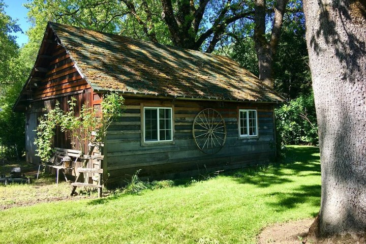Romantic Rogue River Cottage Near Del Rio Winery