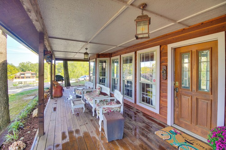 Dock Views & Grill: Spacious Grand Lake Lodge