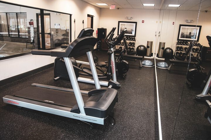Holiday Inn Express & Suites Cumberland - La Vale by IHG