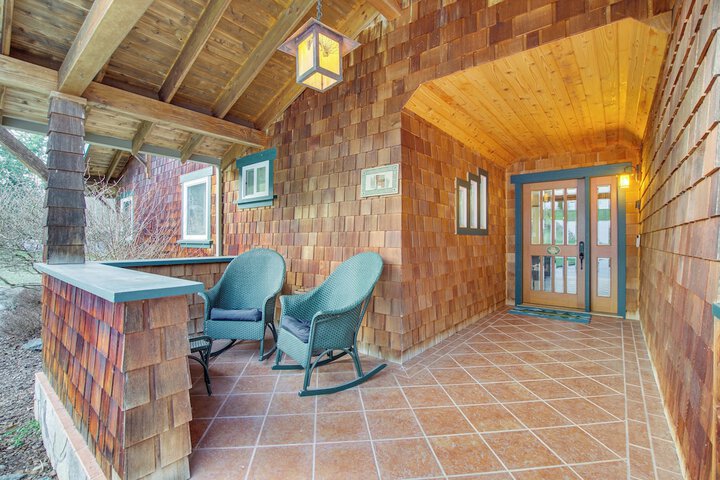 Puget Sound Cottage w / Private Community Beach!