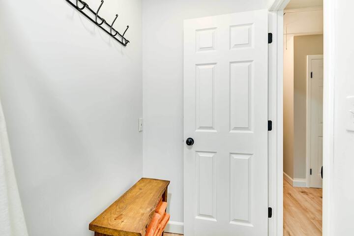 Modern Studio 13 Mi to Saratoga Racetrack!