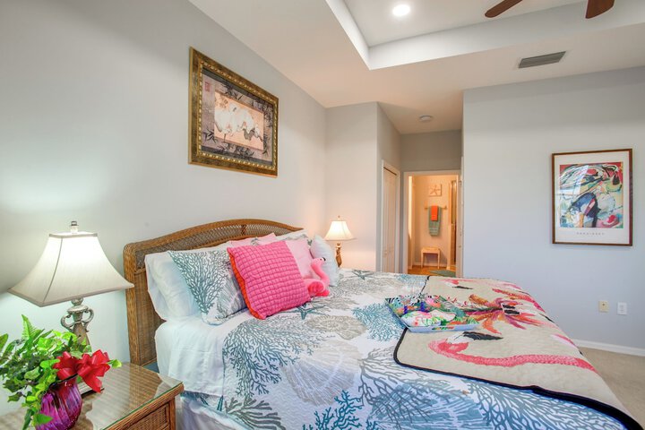 3 Mi to Dtwn Fort Myers: Condo w / Pool & Hot Tub