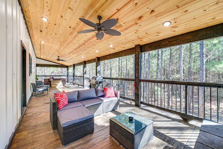 Near New Casino: Broken Bow Cabin w / Hot Tub