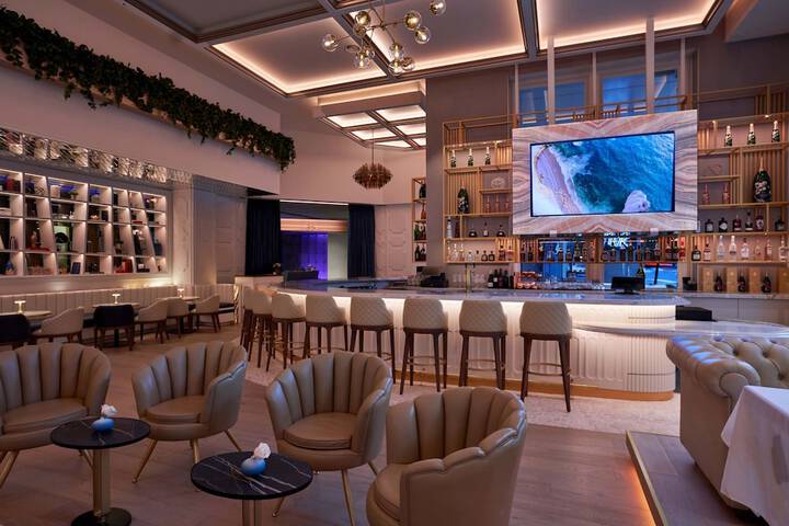 Lounge 107 of 126