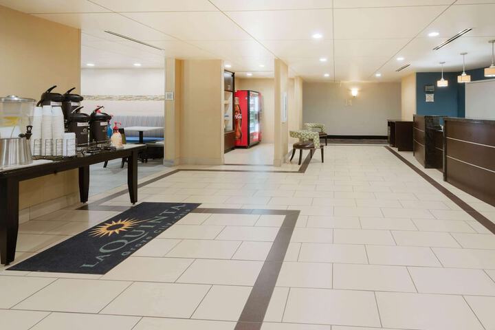 La Quinta Inn & Suites by Wyndham Columbus - Grove City