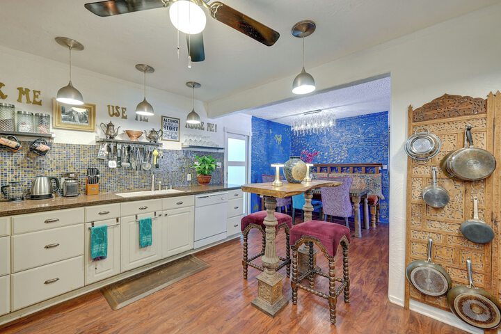Bohemian Wonderland: Benicia Bungalow w / Pergola!