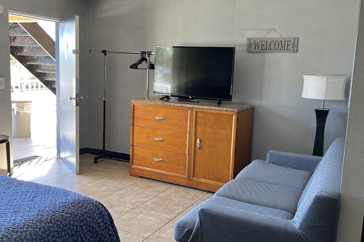 Room 6 of 34