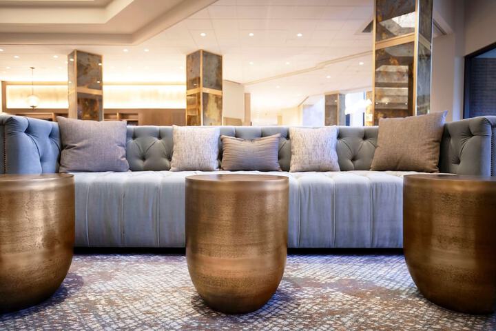 Lounge 113 of 127