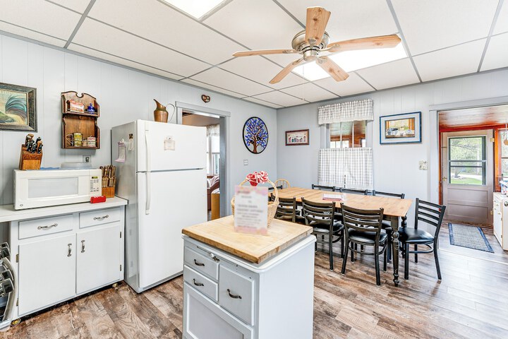 Twin Lakes Cottage: Walk to Elizabeth Lake!