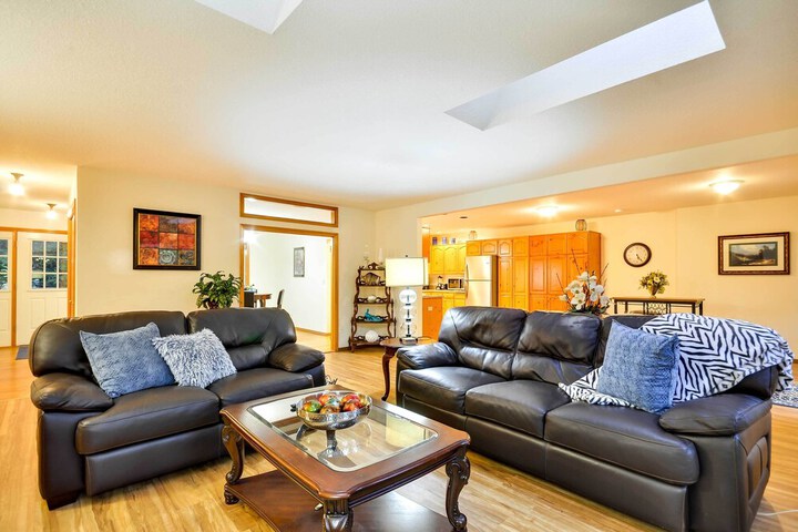 Milwaukie Home w / Covered Porch: Dogs Welcome!