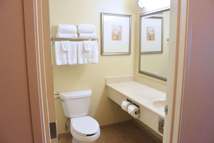 Country Inn & Suites by Radisson Peoria North, IL