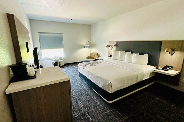 Room 27 of 38