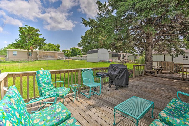 Cedar Creek Lake Access: Retreat w / Deck