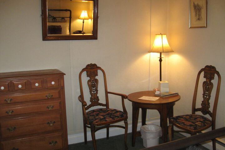 Room 4 of 16