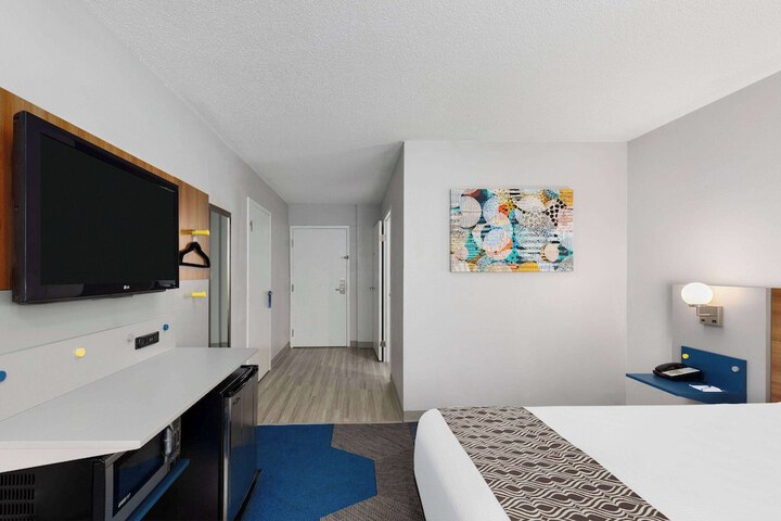 Room 4 of 17