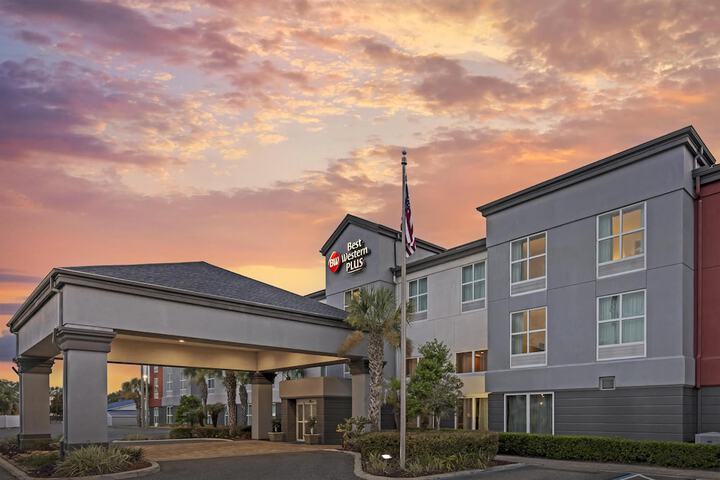 Best Western Plus Chain of Lakes Inn & Suites