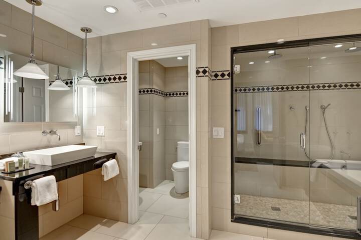 The Cincinnatian Hotel Curio Collection by Hilton