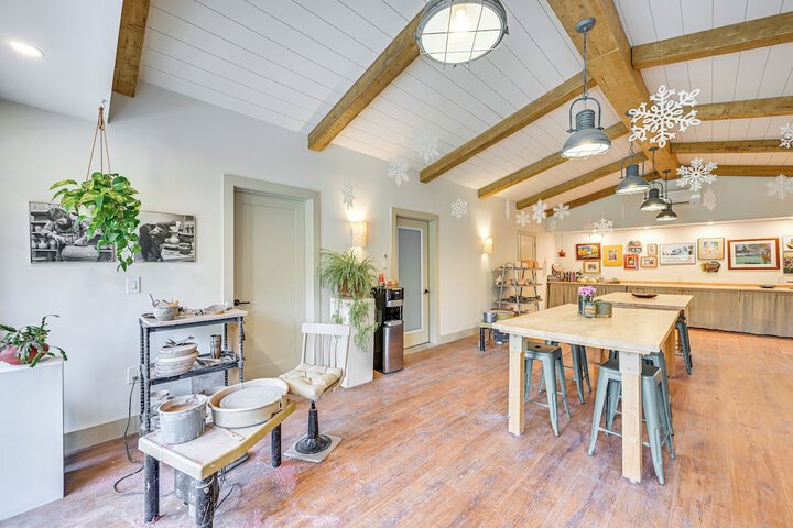 8 Mi to Lake Michigan: Creative Retreat w / Deck!