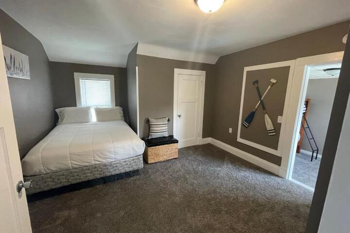3 Bedroom House with Lake Pepin views with access to shared pool