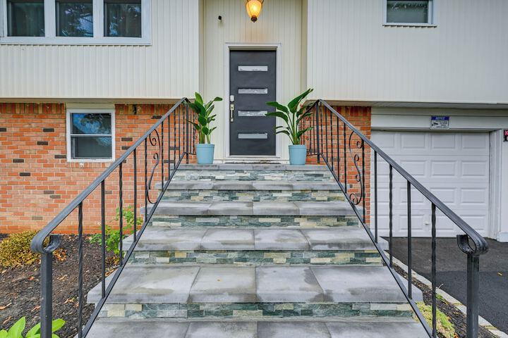 Bay Shore Vacation Rental w / Shared Yard!