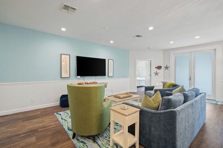 Sardinia Vacation Rental: Delightful Coastal Home near Vanderbilt Beach. Relax in a Private Pool and Spacious 4-BR Retreat with Modern Amenities. Ideal for Families. Minutes from Mercato and Local Attractions