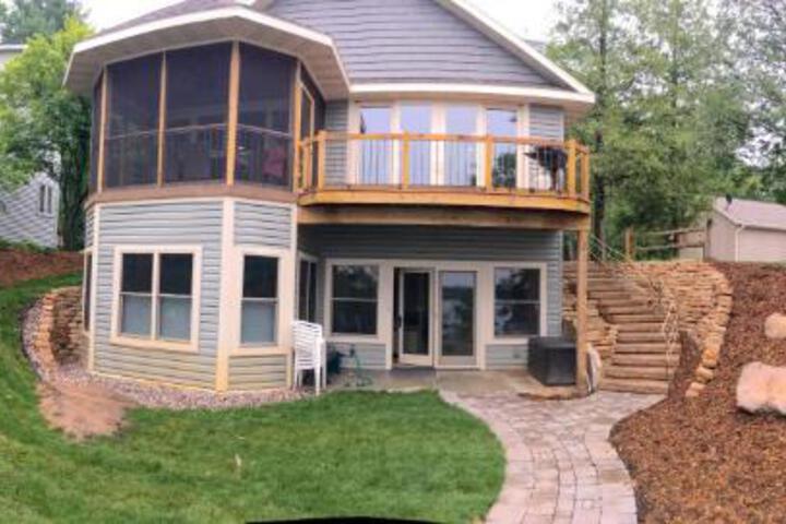 Lakefront Home 4 Bedroom 4 Bath Sleeps 12
