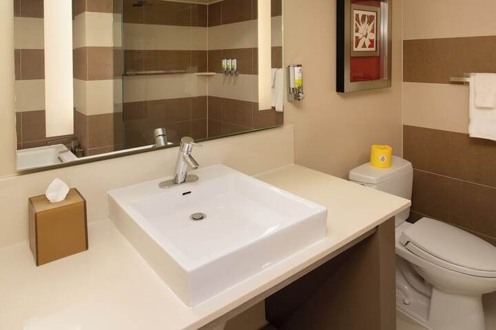 Staypineapple Hotel Rose, Downtown Portland