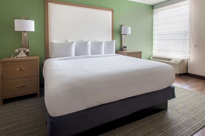 Room 10 of 27