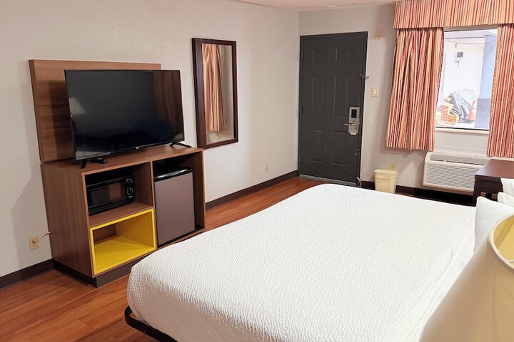 Days Inn & Suites by Wyndham Winnie