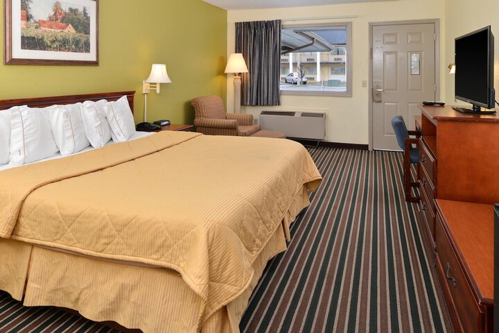 Room 6 of 12