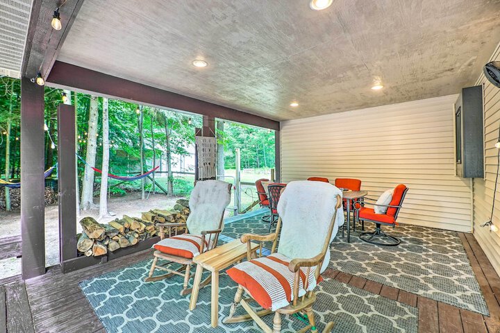 Cozy Whitehall Hideaway w / Hot Tub + Chiminea!