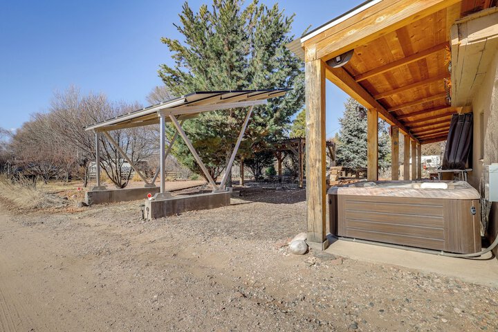 Artsy Studio w / Patio: 25 Mi to Santa Fe