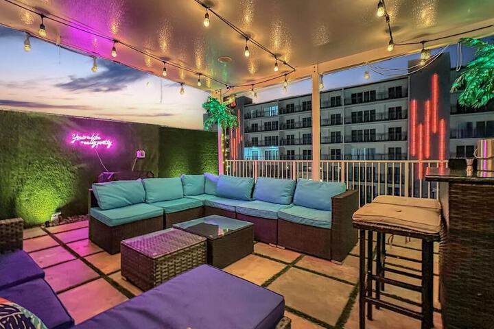Experience Luna Sky! 65 TV Bar BBQ go FL Keys