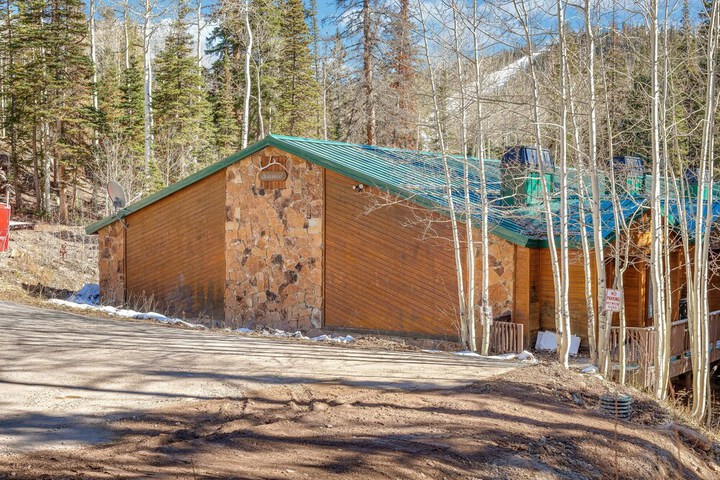 Beautiful Ski-in / ski-out Condo Located on the Eagle Point Resort! 1 Bedroom Condo by RedAwning
