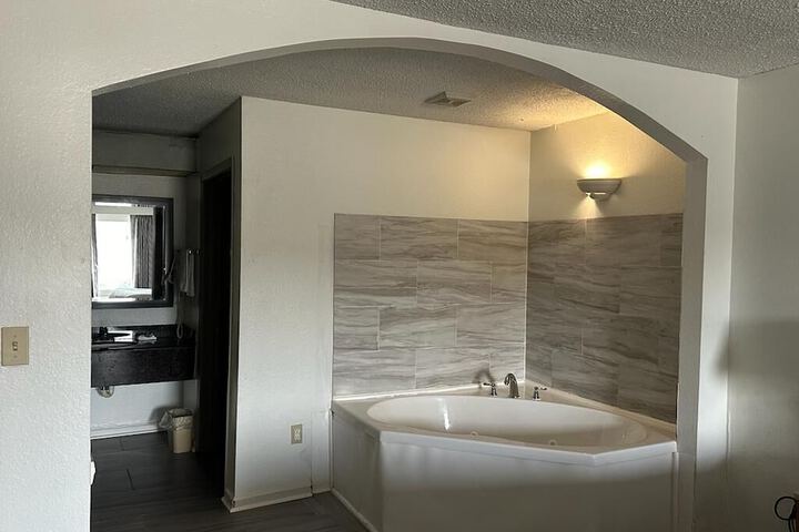 Quality Inn & Suites Decatur - Priceville I-65