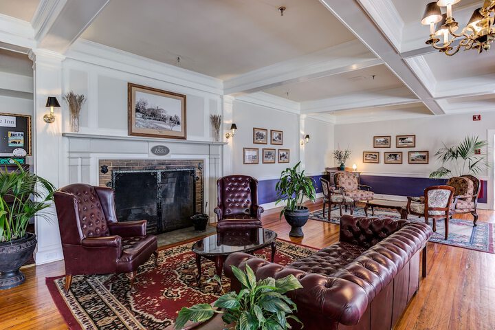 Lakeside Inn