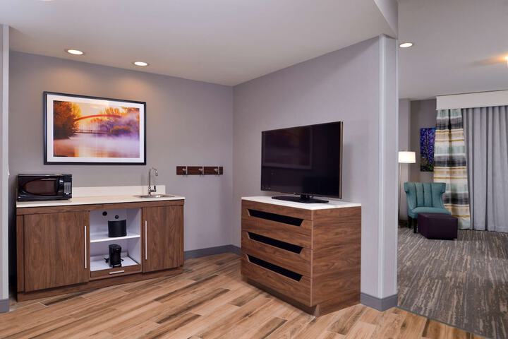 Lounge 103 of 114
