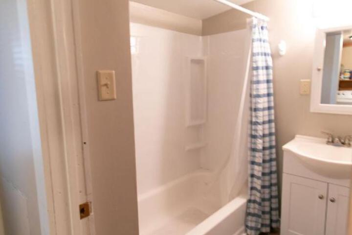 Downtown 2 Bedroom Cottage Sleeps 6, Walking Distance to Honeywell, Downtown Restaurants, Shopping