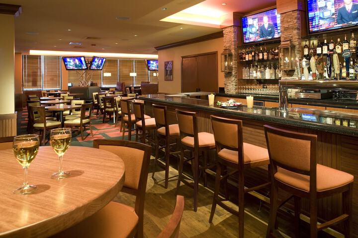 Lounge 52 of 59