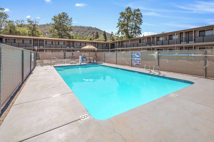 Econo Lodge Inn & Suites Yreka