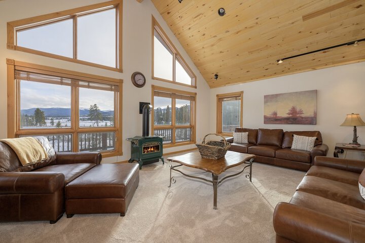 Mountain Peak 4 Bedroom Home by RedAwning