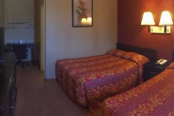 Hilltop Inn & Suites