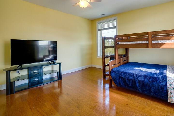 Inviting Connellsville Getaway w / Deck!