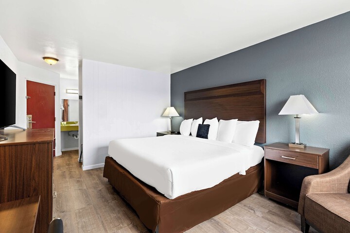 Room 10 of 30