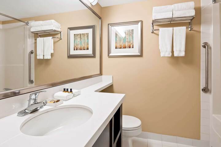 Best Western Plus Winnipeg Airport Hotel