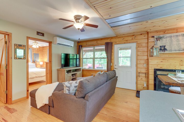 Remote Escape: Murphy Cozy Cabin in the Woods