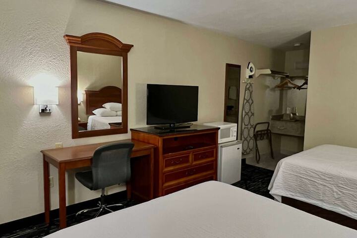 Room 6 of 10