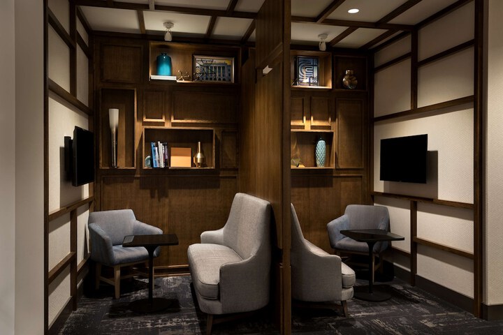 Lounge 40 of 46