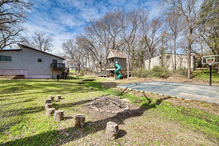 Pickleball / sport Court: Spacious Kemp Home!